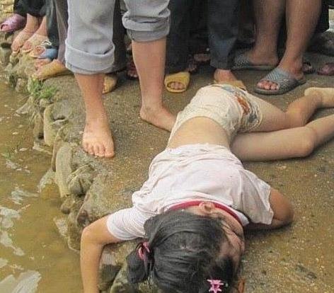 女兒和同學溺水，父親只救下了同學，半夜聽見有哭聲開門一看愣了！