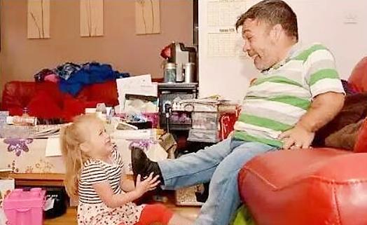 父女站一塊像同齡！4歲女孩做保姆「照顧侏儒症父親」，在同學面前自信滿滿從不低頭！