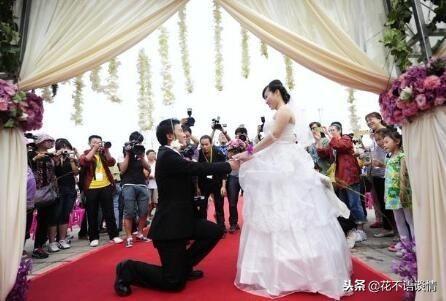 前夫再婚，女子送五千紅包，手機螢幕一亮，她淚如雨下