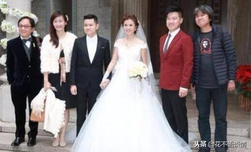 女子離婚後回娘家，父母不待見她，聞到廚房有香味，推門後紅了眼