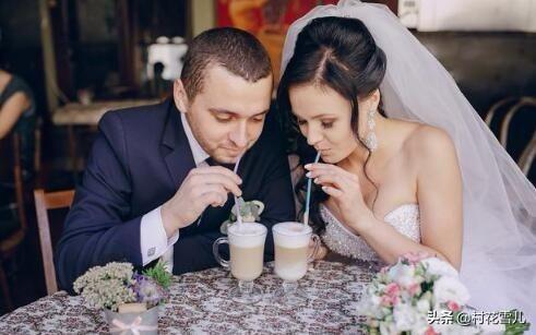 弟弟供他上大學，結婚時來借兩萬，聽到老婆的話，男子想離婚了