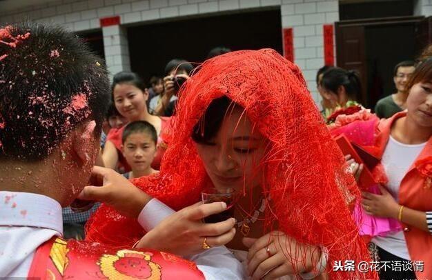 小舅子結婚，岳母來借五萬塊，男子說了兩個字，老婆不說話了