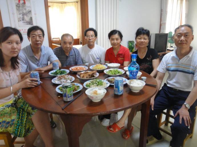 參加父親六十歲壽宴，走時弟媳給我打包了袋剩菜，回家一看我泣不成聲