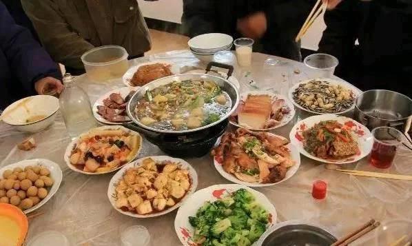 參加父親六十歲壽宴，走時弟媳給我打包了袋剩菜，回家一看我泣不成聲