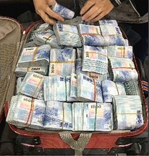 父親生前欠下鉅款，兩個兒子不還債，女兒把錢送到債主家，債主卻給了她100萬！