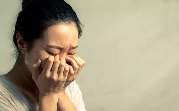 她被拐賣到鄉下給光棍當老婆，第二天醒來，選擇跟光棍永遠在一起