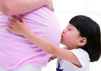 產婦生完孩子，產房外只有5歲女兒等著，護士看到孩子手心後哭了