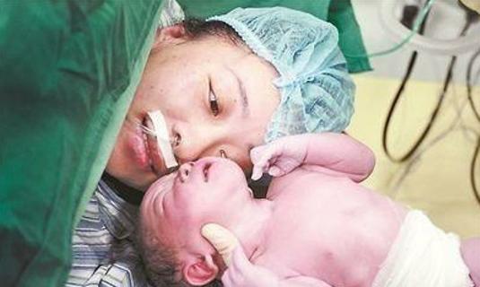 產婦生完孩子，產房外只有5歲女兒等著，護士看到孩子手心後哭了
