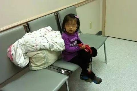 產婦生完孩子，產房外只有5歲女兒等著，護士看到孩子手心後哭了