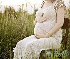 懷孕女兒結婚，婆婆各種挖苦，媽媽拿出一張紙，全場蒙了