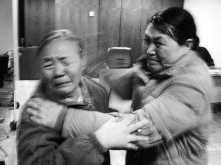 懷孕女兒結婚，婆婆各種挖苦，媽媽拿出一張紙，全場蒙了
