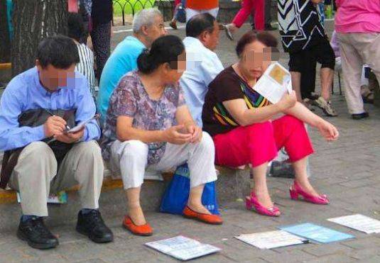 男子娶四十歲大媽，婚後第二天大媽卻賴床，男子揭開被單...興奮大喊：撿到寶了！