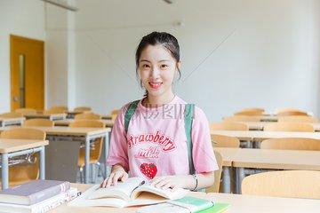 女兒上大學每月往家寄1萬，母親不放心，到學校後蒙了