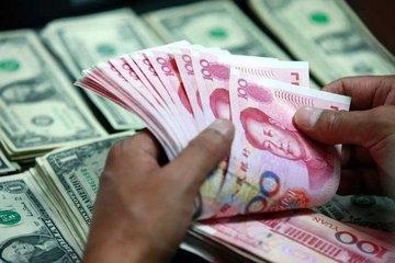 女兒上大學每月往家寄1萬，母親不放心，到學校後蒙了