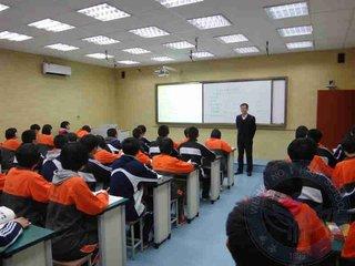 女兒上大學每月往家寄1萬，母親不放心，到學校後蒙了