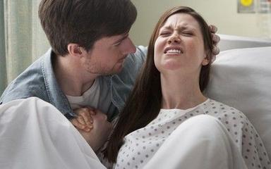 女子羊水破了，婆婆不讓生，為生下孩子，打了婆婆一巴掌
