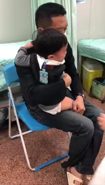 小小年紀超有禮貌！1歲底迪打疫苗爆哭　哭到一半「突然轉頭看護士」一開口網讚爆：爸媽教得好