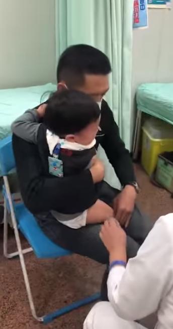 小小年紀超有禮貌！1歲底迪打疫苗爆哭　哭到一半「突然轉頭看護士」一開口網讚爆：爸媽教得好