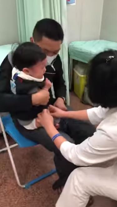 小小年紀超有禮貌！1歲底迪打疫苗爆哭　哭到一半「突然轉頭看護士」一開口網讚爆：爸媽教得好