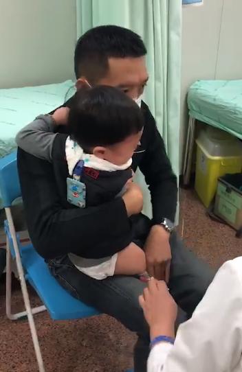 小小年紀超有禮貌！1歲底迪打疫苗爆哭　哭到一半「突然轉頭看護士」一開口網讚爆：爸媽教得好