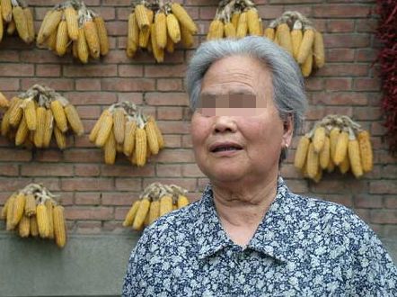 兒媳眼看要生，非讓婆婆去買盆，感覺不對返回，推開門蒙啦