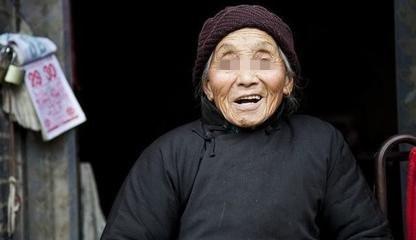 大年28老人進城看孫子，兒媳將老人推倒在地，不讓進家門