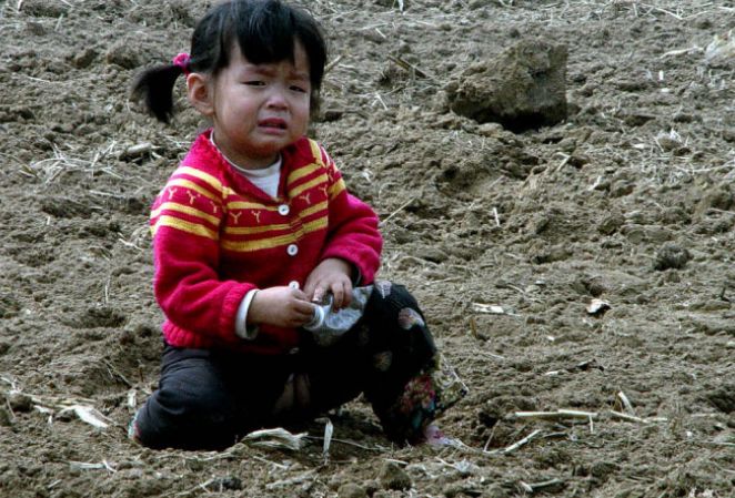 婆婆為救孫女被撞死，葬禮上孫女不願穿孝，得知原因兒子摔了遺照