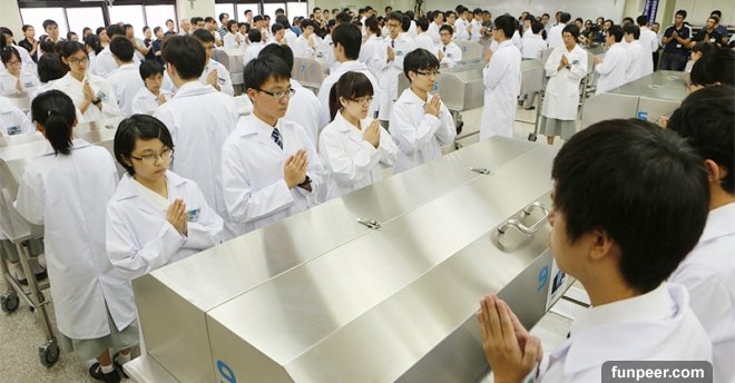 女大生「第一次洗大體老師」太震撼忍不住淚崩！她：「老師一直擦不乾」超悲傷。