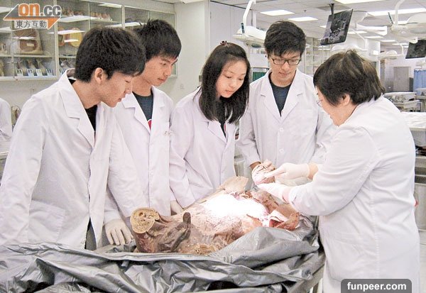 女大生「第一次洗大體老師」太震撼忍不住淚崩！她：「老師一直擦不乾」超悲傷。