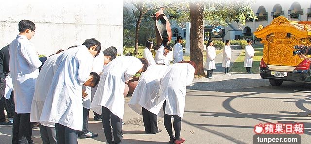 女大生「第一次洗大體老師」太震撼忍不住淚崩！她：「老師一直擦不乾」超悲傷。