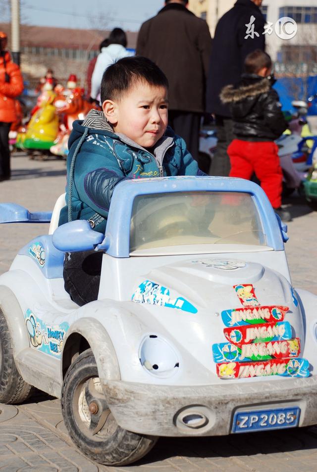 侄子生日我送了一個玩具小汽車，嫂子當我面給踩壞了