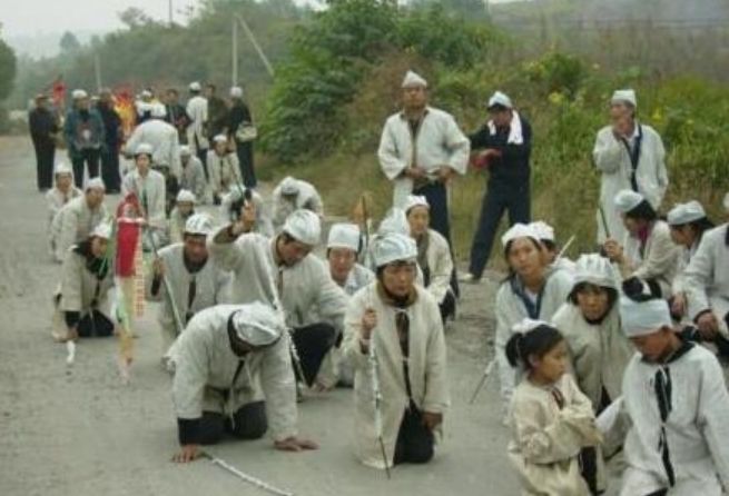 八歲孩子去世，保姆卻不願離開，她亮出身份證，全家蒙了