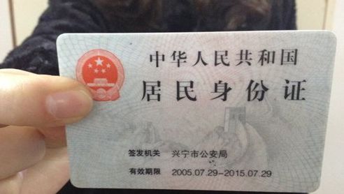 八歲孩子去世，保姆卻不願離開，她亮出身份證，全家蒙了