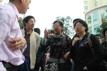 八歲孩子去世，保姆卻不願離開，她亮出身份證，全家蒙了