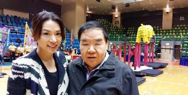 62歲呂良偉與67歲鄭則仕近照對比，網友感慨：兩人妻子差距太大 !