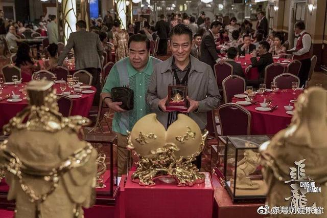 62歲呂良偉與67歲鄭則仕近照對比，網友感慨：兩人妻子差距太大 !