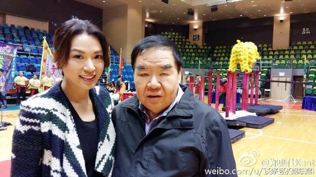 62歲呂良偉與67歲鄭則仕近照對比，網友感慨：兩人妻子差距太大 !