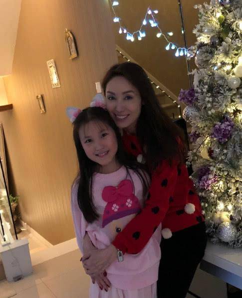 郭可盈一家近照曝光，相伴24年恩愛如初，9歲女兒比媽媽還美
