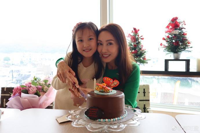 郭可盈一家近照曝光，相伴24年恩愛如初，9歲女兒比媽媽還美