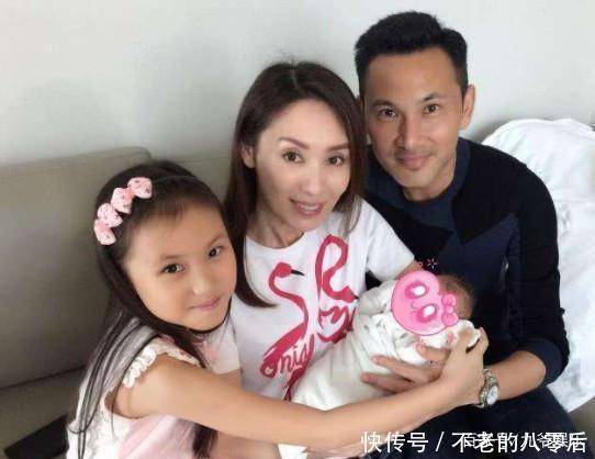 郭可盈一家近照曝光，相伴24年恩愛如初，9歲女兒比媽媽還美