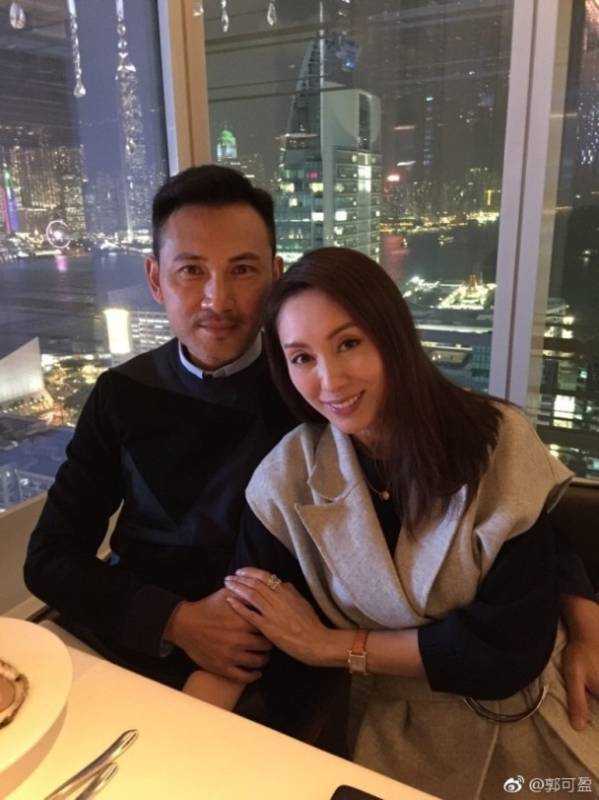 郭可盈一家近照曝光，相伴24年恩愛如初，9歲女兒比媽媽還美