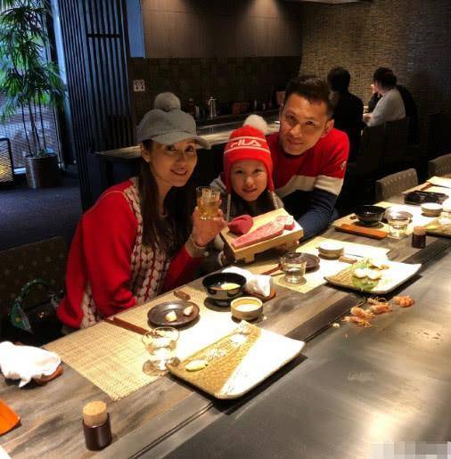 郭可盈一家近照曝光，相伴24年恩愛如初，9歲女兒比媽媽還美