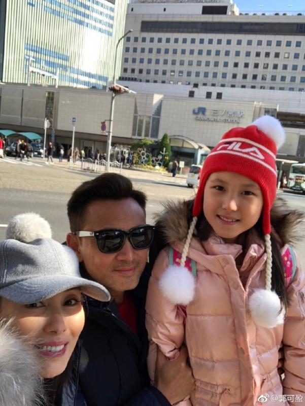 郭可盈一家近照曝光，相伴24年恩愛如初，9歲女兒比媽媽還美