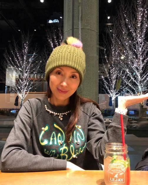 郭可盈一家近照曝光，相伴24年恩愛如初，9歲女兒比媽媽還美