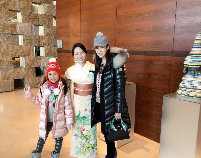 郭可盈一家近照曝光，相伴24年恩愛如初，9歲女兒比媽媽還美