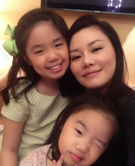 看完阿B鍾鎮濤前妻生女兒和現任生的，網友：還是章小蕙基因好，現任的真的沒得比！