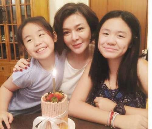 看完阿B鍾鎮濤前妻生女兒和現任生的，網友：還是章小蕙基因好，現任的真的沒得比！