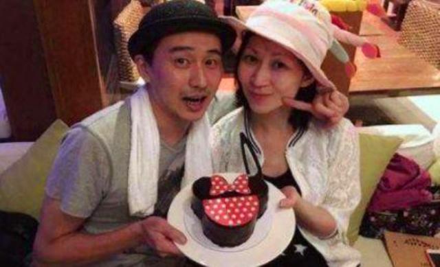 姐弟戀年齡相差2歲，相戀多年終結婚卻難以懷孕，中年終獲龍鳳胎! 