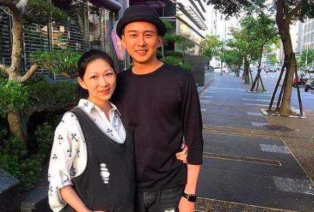 姐弟戀年齡相差2歲，相戀多年終結婚卻難以懷孕，中年終獲龍鳳胎! 