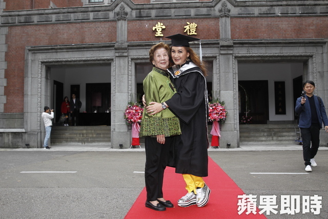 為了豬哥亮！陳亞蘭畢業「感動穿上碩士袍」：他在天上看！媽媽透露「接下來披婚紗」感情狀況曝光！
